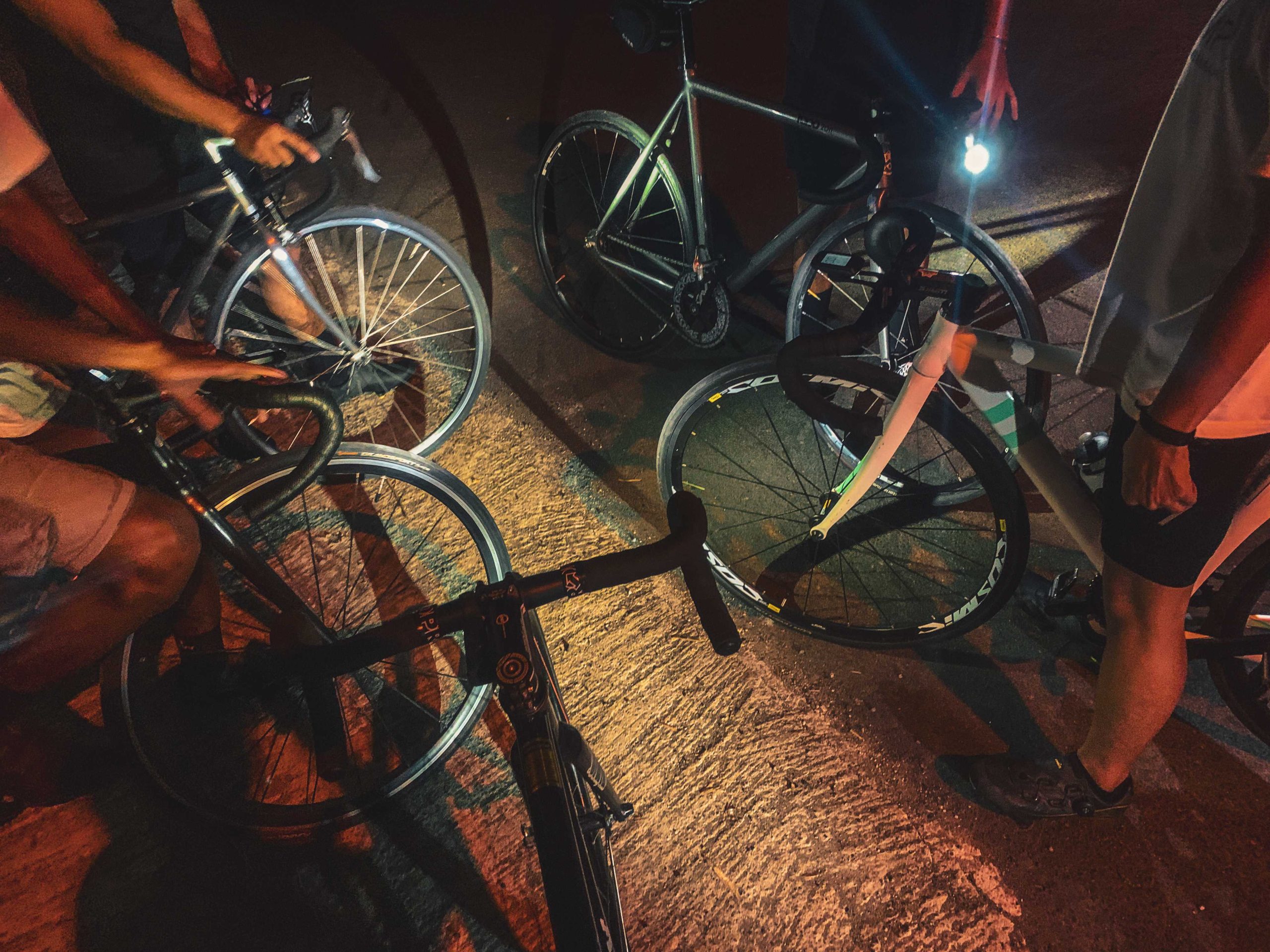 bersepeda bersama teman saat malam hari di jalan godean dan sekitarnya menggunakan sepeda fixed gear bike atau sepeda fixie