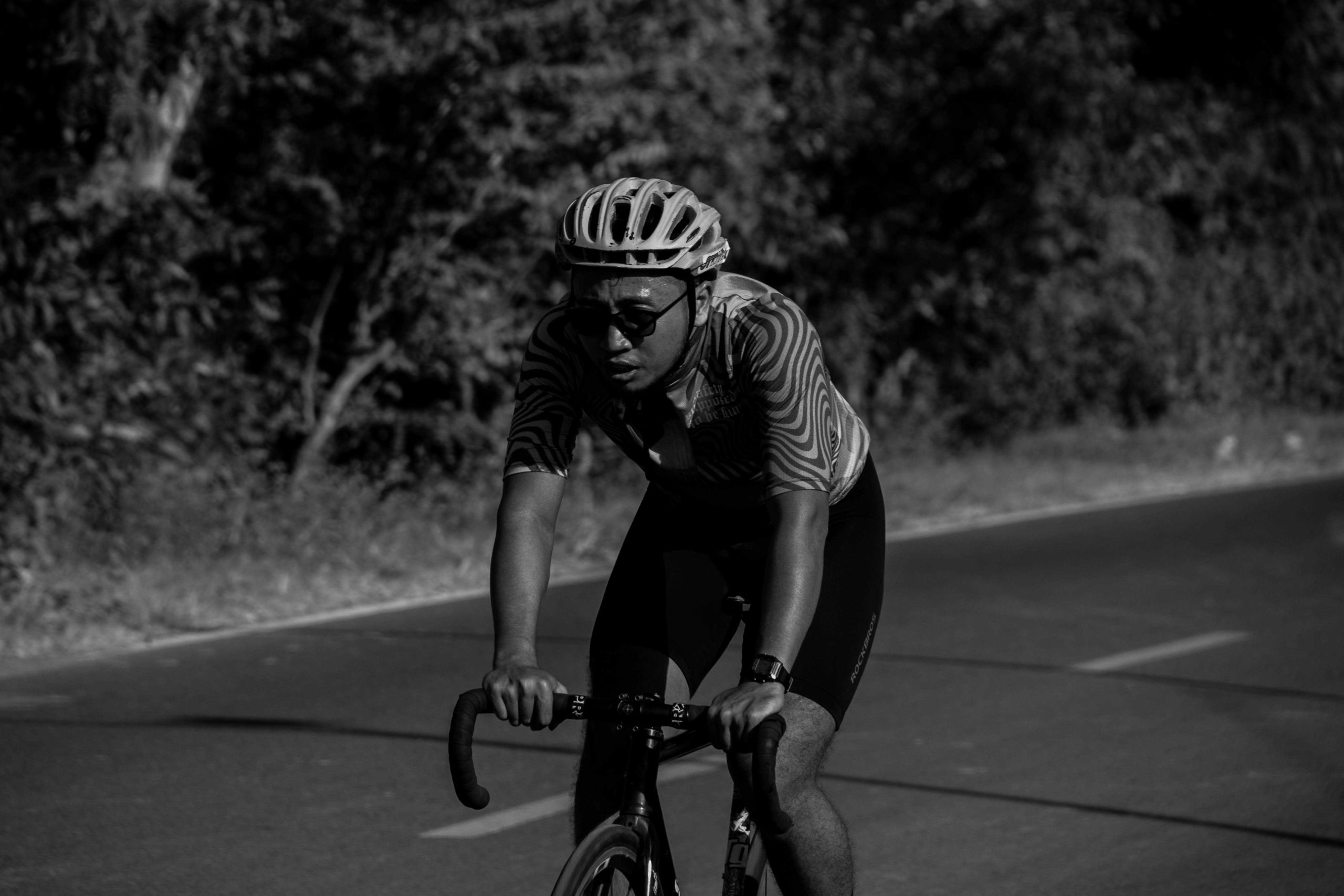 FIXED GEAR RIDER EXHAUSTED ON THE MIDLE STREET