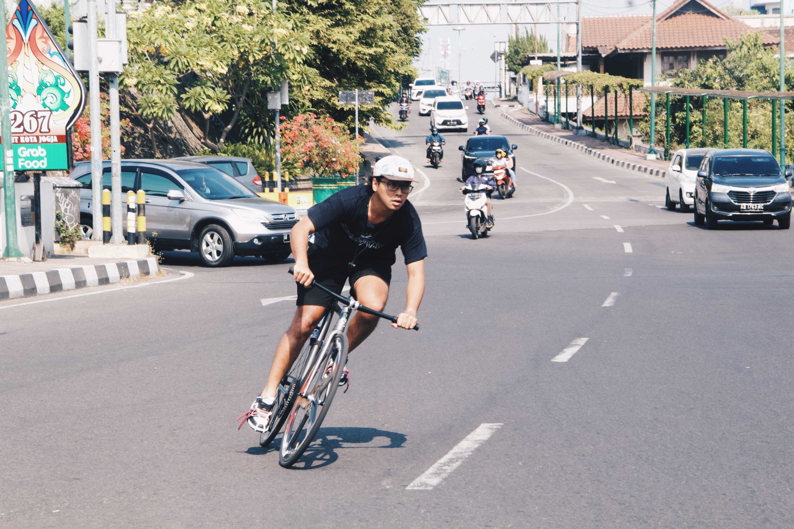 pesepeda fixie melaju kencang menuju kota baru yogyakarta
