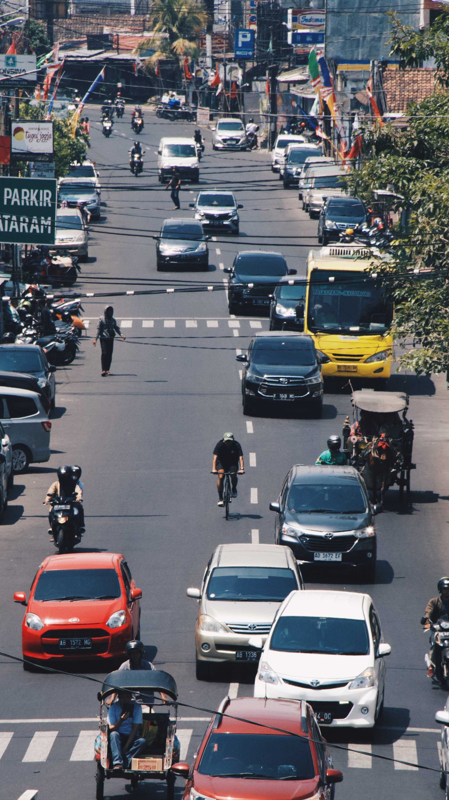 RIDING FIXED GEAR BIKE IN THE MIDDLE STREET AND MEMBELAH LALU LINTAS JALAN MATARAM YOGYAKARTA