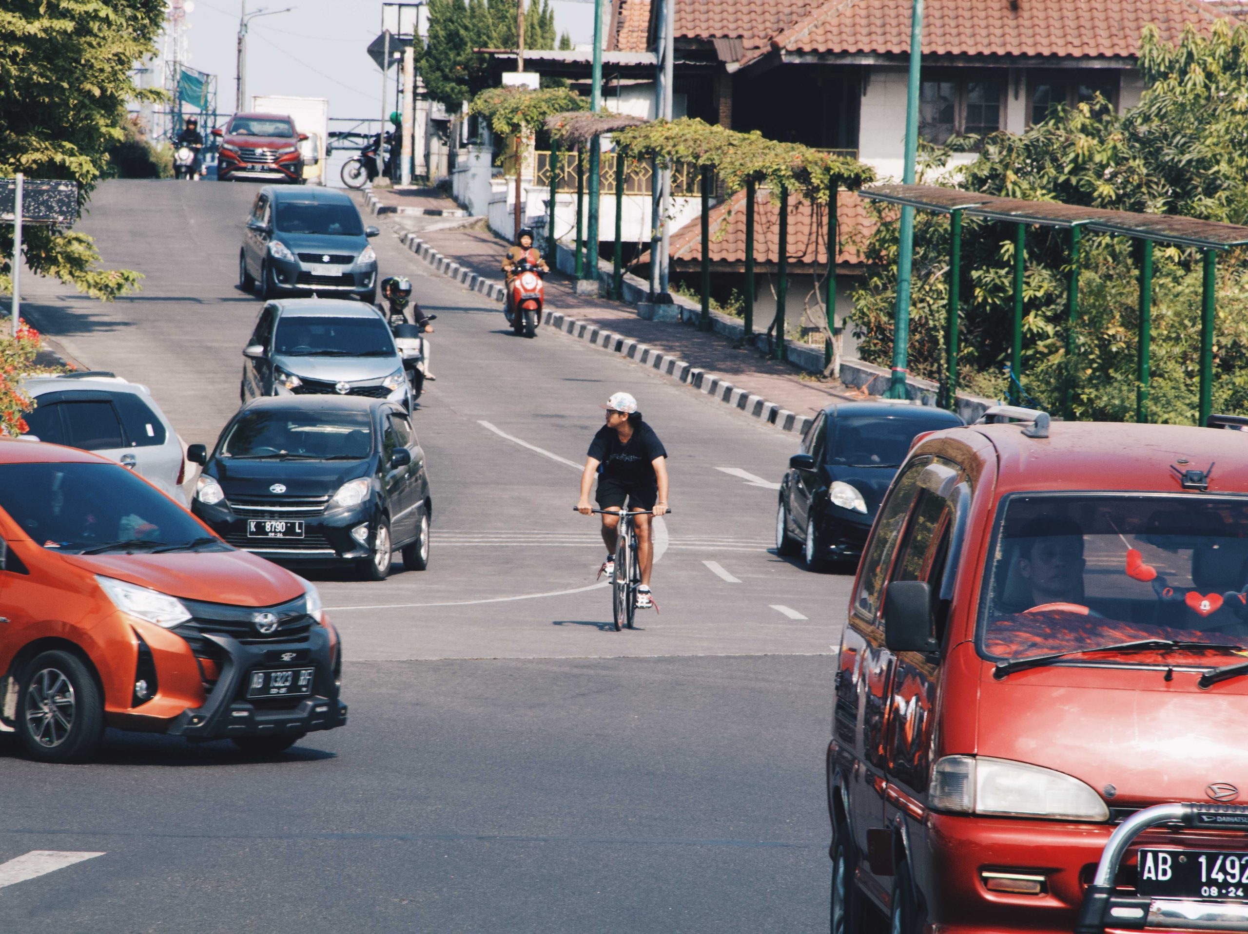 pesepeda fixie fixed gear sedang membelah kemacetan jogja di jembatan kewek dekat abu bakar ali dan stasiun tugu fixed gear cyclist on kagero bike