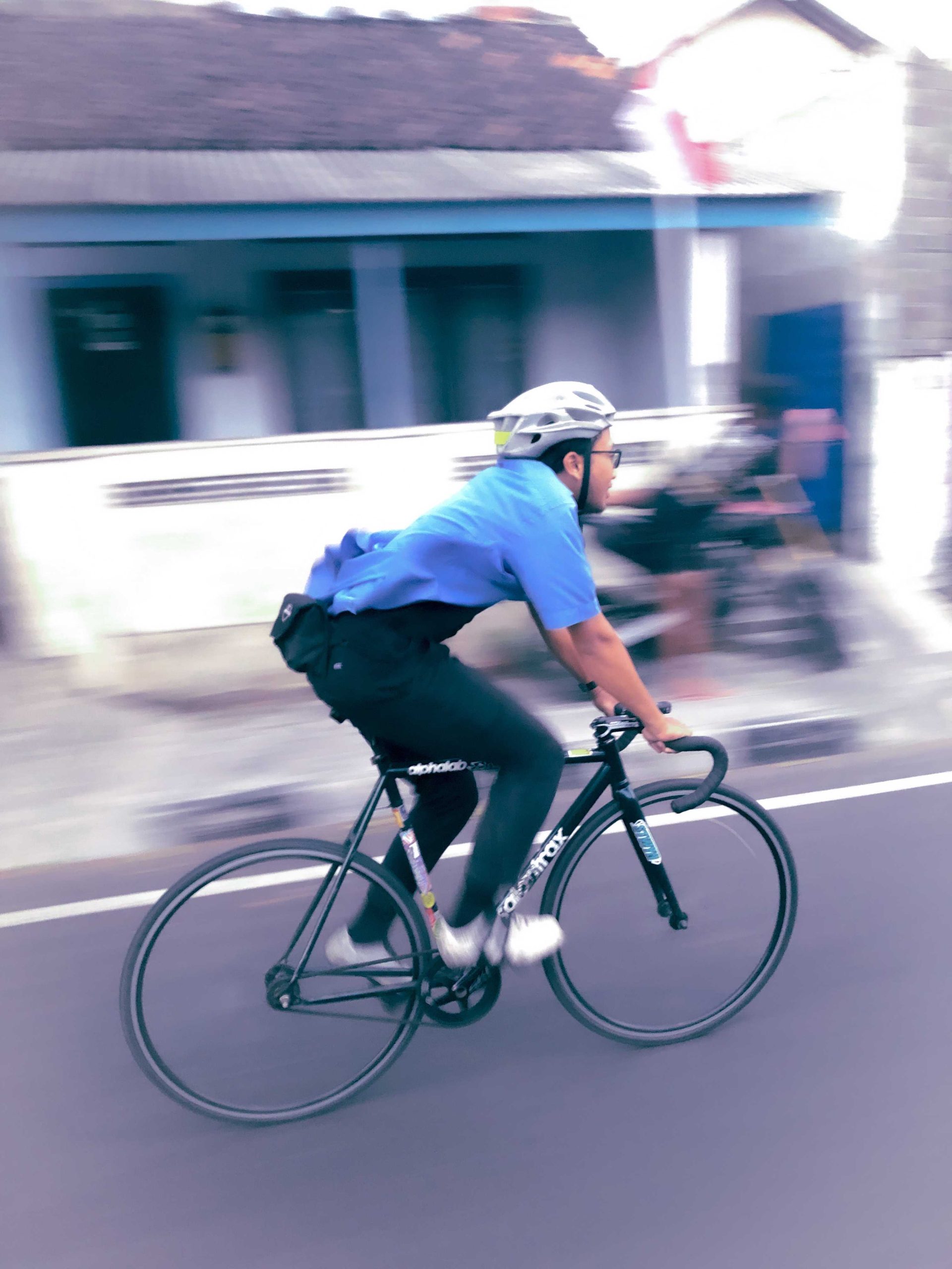 RIDING FIXED GEAR BIKE VERY FAST